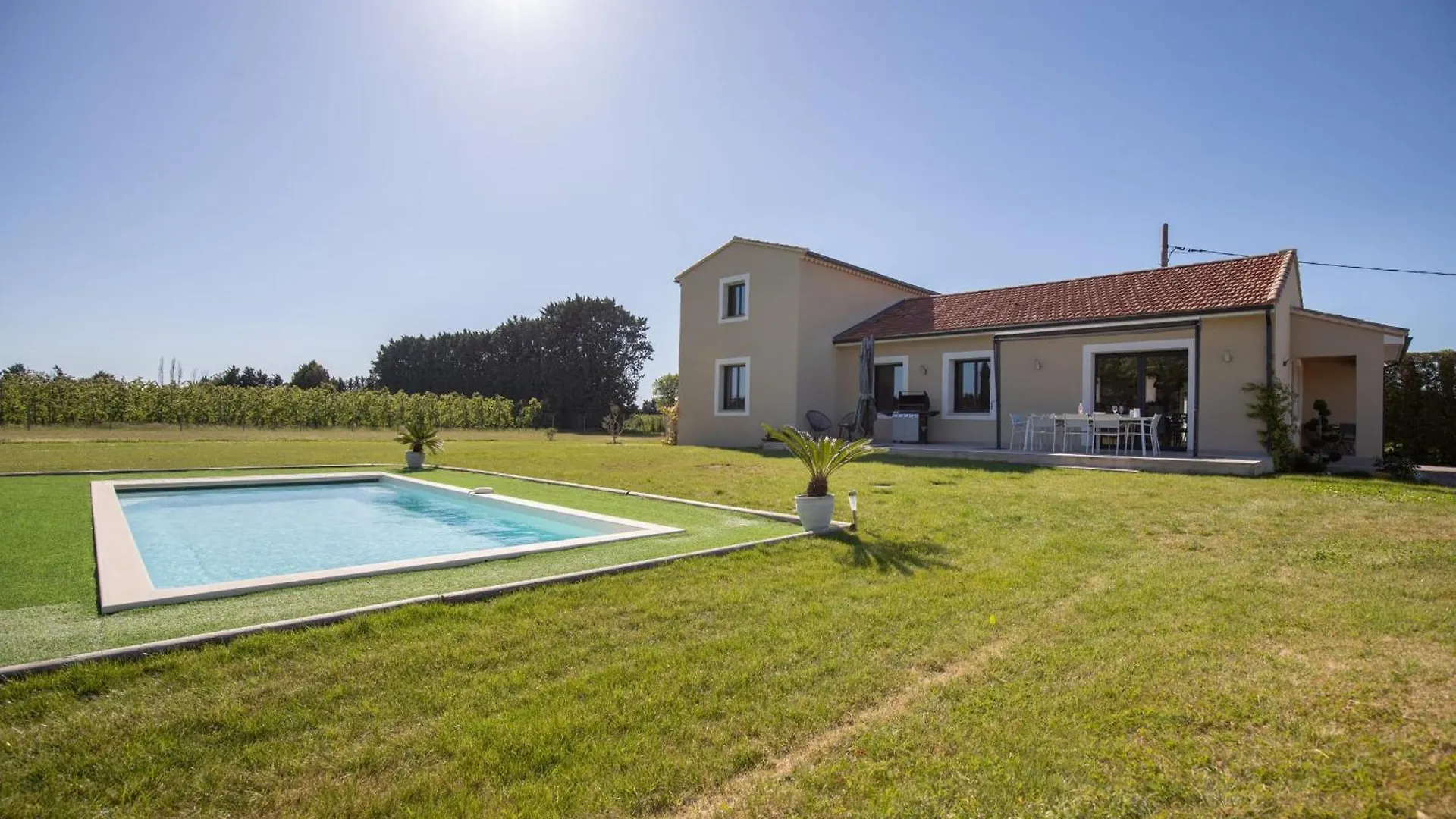 Holiday home Maison Contemporaine - Grand Jardin Et Piscine Privee L'Isle-sur-la-Sorgue