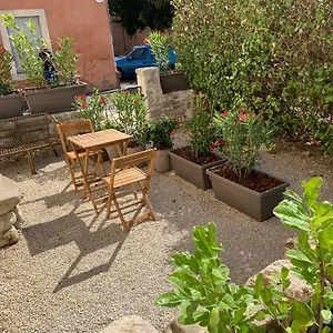 Les Lauriers LʼIsle-sur-la-Sorgue